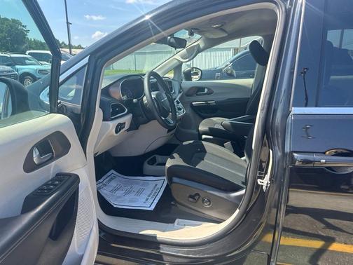 Brilliant Black Crystal Pearlcoat 2023 Chrysler Voyager LX