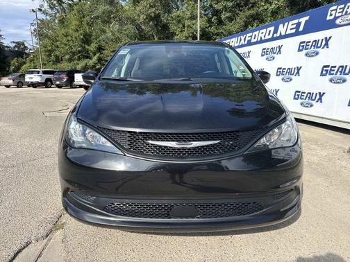 Brilliant Black Crystal Pearlcoat 2023 Chrysler Voyager LX