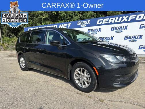 Brilliant Black Crystal Pearlcoat 2023 Chrysler Voyager LX