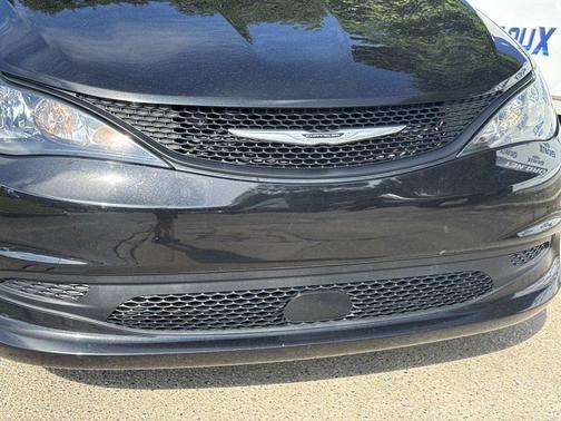 Brilliant Black Crystal Pearlcoat 2023 Chrysler Voyager LX