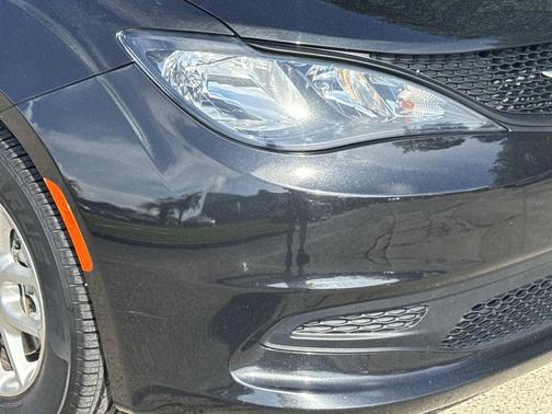 Brilliant Black Crystal Pearlcoat 2023 Chrysler Voyager LX
