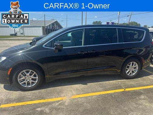 Brilliant Black Crystal Pearlcoat 2023 Chrysler Voyager LX