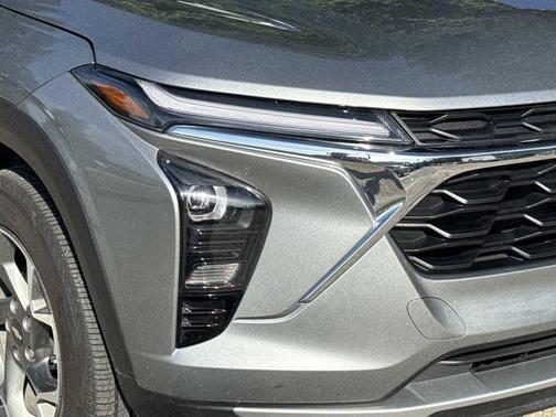 Sterling Gray Metallic 2025 Chevrolet Trax LT