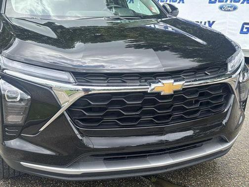 Mosaic Black Metallic 2025 Chevrolet Trax LT