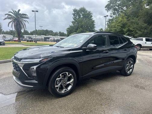 Mosaic Black Metallic 2025 Chevrolet Trax LT