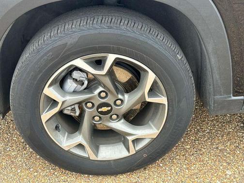 Mosaic Black Metallic 2025 Chevrolet Trax LT