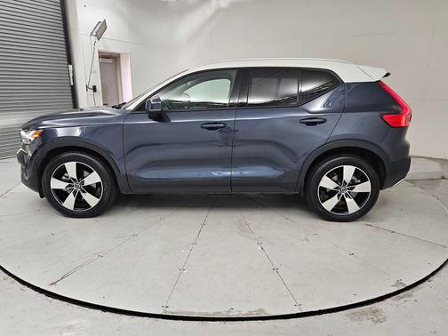 2021 Volvo XC40 T5 Momentum