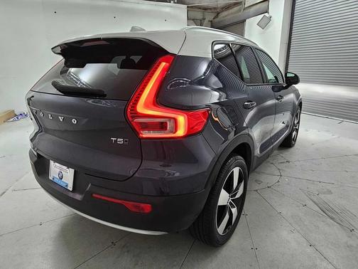 2021 Volvo XC40 T5 Momentum