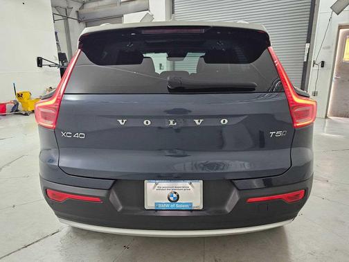 2021 Volvo XC40 T5 Momentum