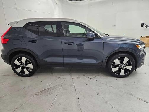2021 Volvo XC40 T5 Momentum