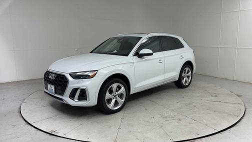 Glacier White Metallic 2023 Audi Q5 45 S line Prestige