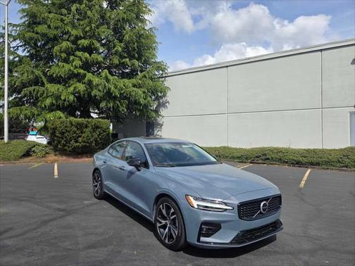 2024 Volvo S60 B5 Core Dark Theme