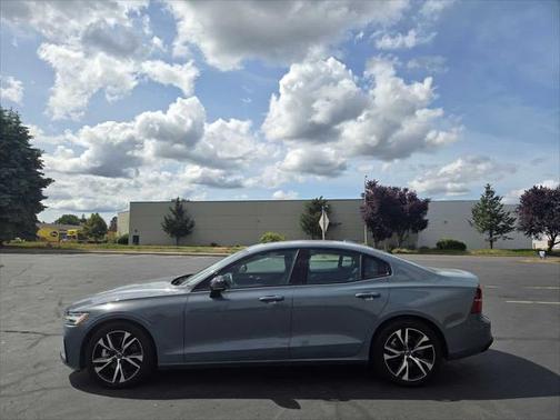 2024 Volvo S60 B5 Core Dark Theme