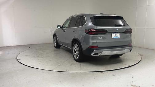 Skyscraper Grey Metallic 2026 BMW X5 xDrive40i