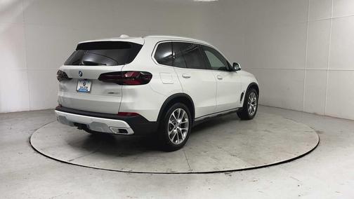 Mineral White Metallic 2026 BMW X5 xDrive40i