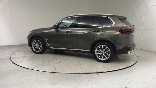 Manhattan Green Metallic 2026 BMW X5 xDrive40i