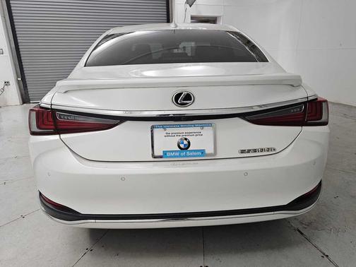 2023 Lexus ES 300h Base