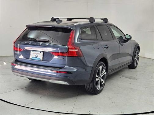 2024 Volvo V60 Cross Country B5 Plus
