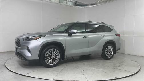 2022 Toyota Highlander Hybrid Platinum