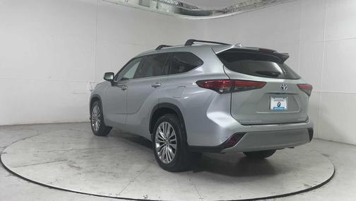 2022 Toyota Highlander Hybrid Platinum