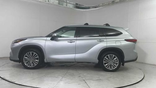 2022 Toyota Highlander Hybrid Platinum