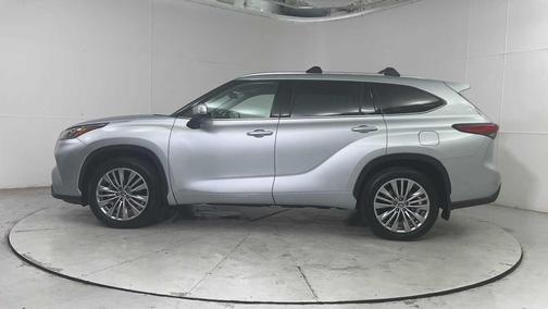 2022 Toyota Highlander Hybrid Platinum