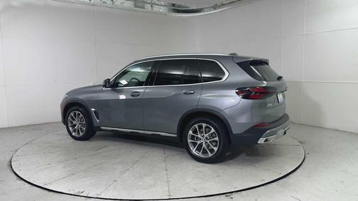 Skyscraper Grey Metallic 2026 BMW X5 xDrive40i