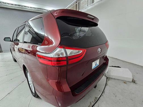 2017 Toyota Sienna XLE