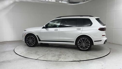 Mineral White Metallic 2027 BMW X7 xDrive40i