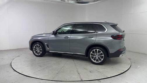 Skyscraper Grey Metallic 2026 BMW X5 xDrive40i