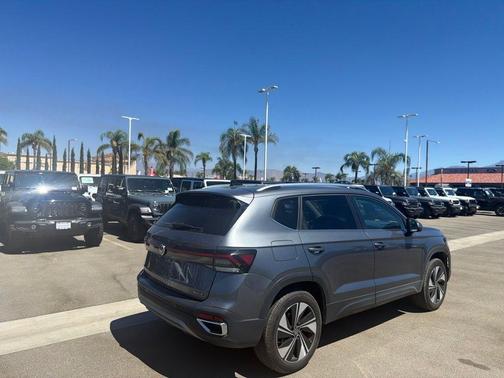 Platinum Gray Metallic 2025 Volkswagen Taos 1.5T SE