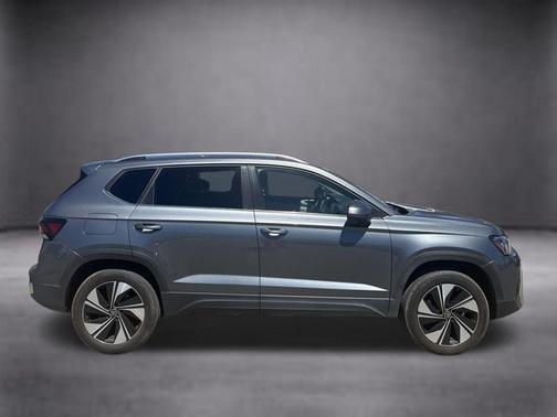 Platinum Gray Metallic 2025 Volkswagen Taos 1.5T SE