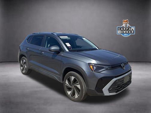 Platinum Gray Metallic 2025 Volkswagen Taos 1.5T SE