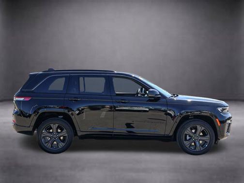 Gloss Black 2027 Jeep Grand Cherokee Limited