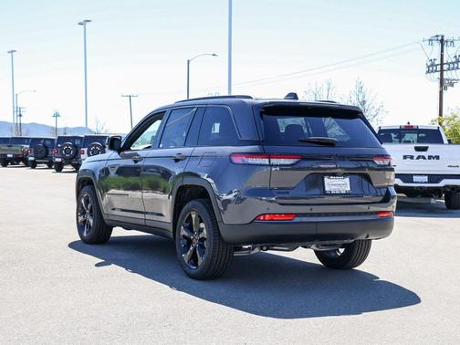 Metallic 2026 Jeep Grand Cherokee Limited