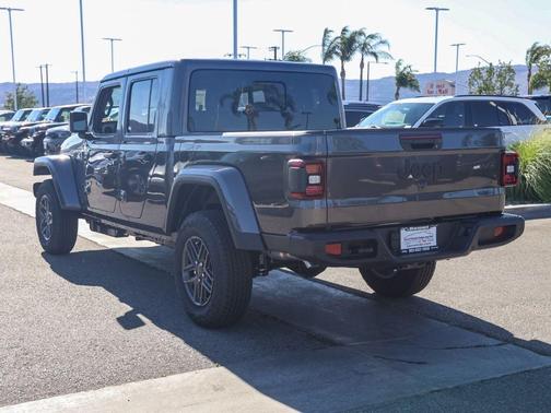 Granite Crystal Clearcoat Metallic 2026 Jeep Gladiator Sport