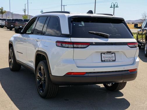 Bright White Clearcoat 2026 Jeep Grand Cherokee Limited