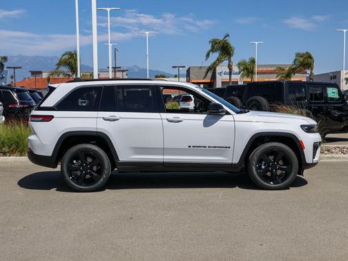Bright White Clearcoat 2026 Jeep Grand Cherokee Limited