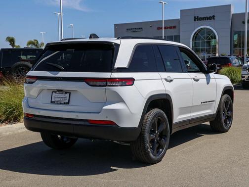 Bright White Clearcoat 2026 Jeep Grand Cherokee Limited