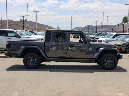 Granite Crystal Clearcoat Metallic 2026 Jeep Gladiator 85th Anniversary Edition