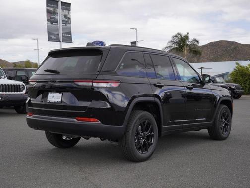 Diamond Black 2026 Jeep Grand Cherokee Laredo