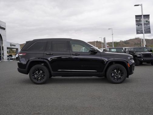 Diamond Black 2026 Jeep Grand Cherokee Laredo