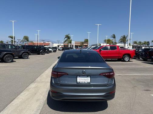 Platinum Gray Metallic 2024 Volkswagen Jetta 1.5T SE