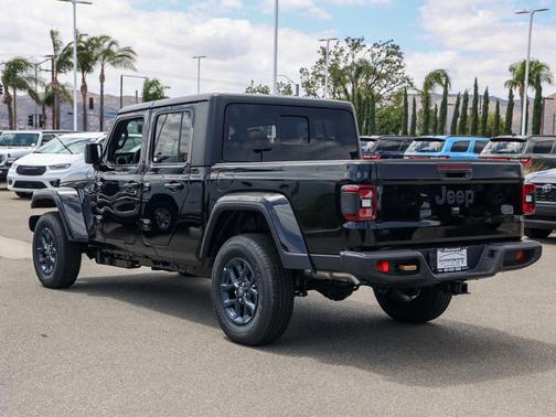 Black Clearcoat 2026 Jeep Gladiator 85th Anniversary Edition