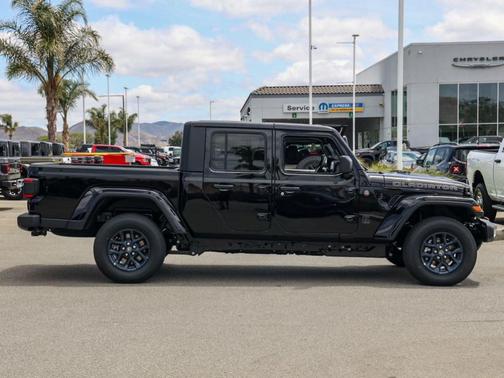 Black Clearcoat 2026 Jeep Gladiator 85th Anniversary Edition