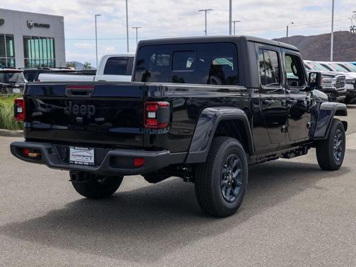 Black Clearcoat 2026 Jeep Gladiator 85th Anniversary Edition