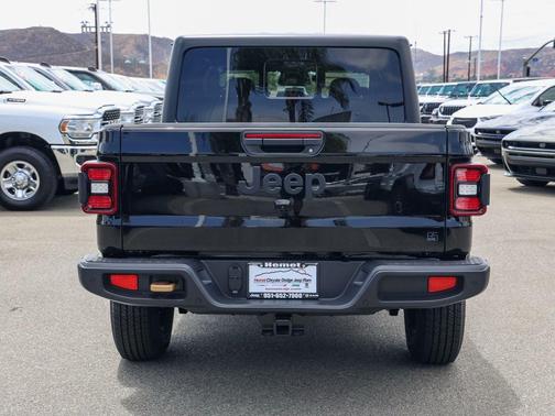 Black Clearcoat 2026 Jeep Gladiator 85th Anniversary Edition