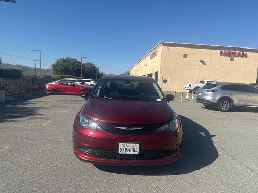 2022 Chrysler Voyager LX
