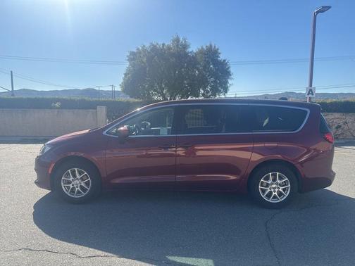 2022 Chrysler Voyager LX
