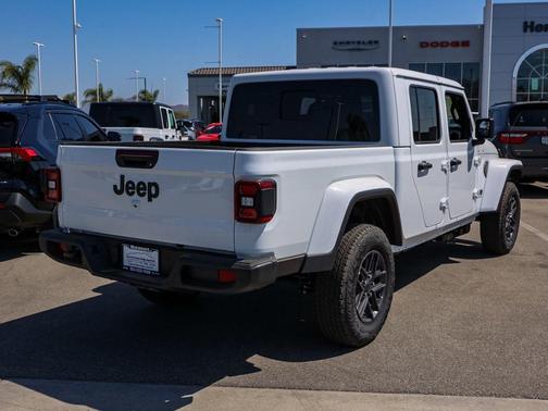 Bright White Clearcoat 2026 Jeep Gladiator Sport